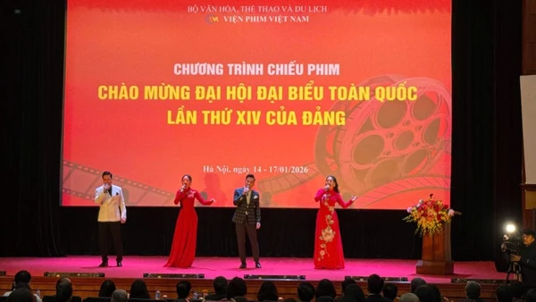 Mở đầu chương trình văn nghệ tại buổi lễ khai mạc, các ca sĩ đến từ Nhà hát Ca múa nhạc Quân đội: Thế Dũng, Cẩm Tú, Ngọc Trâm, Phi Hùng trình bày ca khúc “Đảng đã cho ta một mùa xuân” - một sáng tác bất hủ của nhạc sĩ Phạm Tuyên.