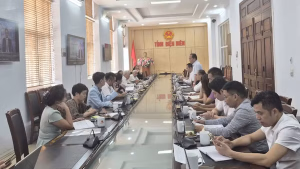 Ủy ban nhân dân tỉnh Điện Biên làm việc với Ban tổ chức chương trình Đại nhạc hội “Việt Nam hòa thanh với năm châu”. (Ảnh: PV)