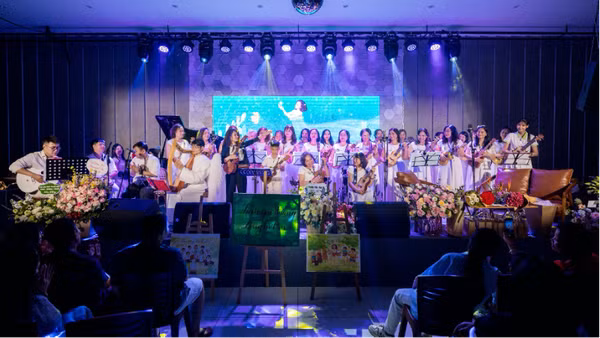 Hà Ny, Trúc Vy, Cộng đồng “hát cùng Ukulele” và Hợp xướng “Thanh La” ca vang những bài hát ngũ cung và thiền ca.