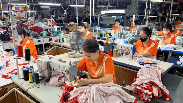 Người lao động tại cơ sở sản xuất áo thi đấu thể thao của Công ty cổ phần Tập đoàn thể thao Động Lực. (Ảnh: THU THÚY)