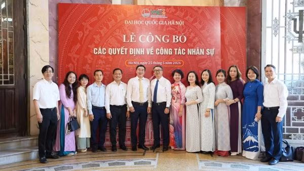 Tiến sĩ Đỗ Tuấn Minh và Tiến sĩ Nguyễn Xuân Long chụp hình lưu niệm cùng đại diện lãnh đạo, giảng viên Trường đại học Ngoại ngữ.