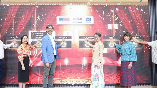 Các đại biểu thực hiện nghi thức bấm nút chính thức khởi động Dự án “American English Viewing Marathon 2026”.
