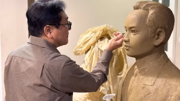 Nghệ sĩ Nhân dân Vương Duy Biên thực hiện tác phẩm điêu khắc tượng đồng về đồng chí Hà Huy Tập.