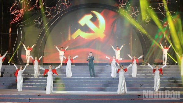 Tiết mục "Thưa Đảng" do Đoàn Văn công Quân khu 7 biểu diễn tại chương trình nghệ thuật “Âm vang đại ngàn - Ấm tình quân dân”. 