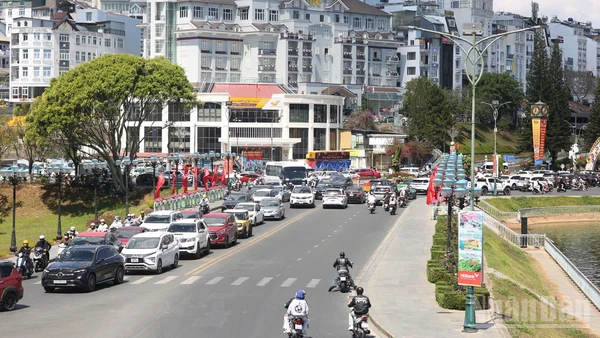 Khách du lịch đến Lâm Đồng trong chín ngày Tết Nguyên đán Bính Ngọ năm 2026 đạt khoảng 925.000 lượt, tăng 32% so với cùng kỳ, doanh thu ước khoảng 1,850 tỷ đồng.