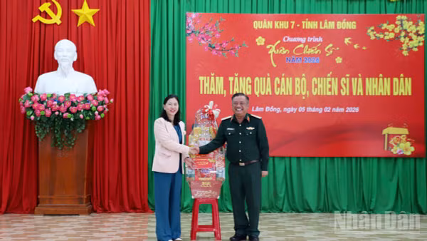 Lãnh đạo Quân khu 7 tặng quà cho quân và dân xã biên giới Tuy Đức, tỉnh Lâm Đồng.