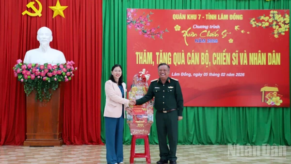 Lãnh đạo Quân khu 7 tặng quà cho quân và dân xã biên giới Tuy Đức, tỉnh Lâm Đồng.