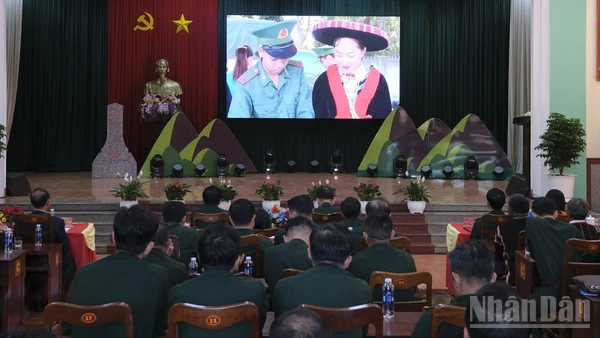 Đại biểu tham dự hội nghị theo dõi phóng sự tổng kết, tôn vinh, khen thưởng các mô hình, chương trình,... giai đoạn 2015-2025. 