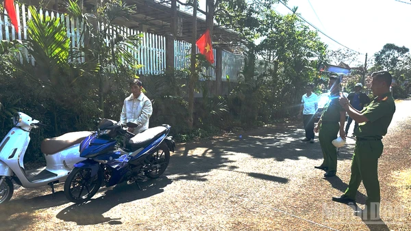 Công an xã Đức Lập, tỉnh Lâm Đồng dẫn giải đối tượng Trần Hữu Minh đến hiện trường dựng lại hiện trường vụ cướp giật tài sản.