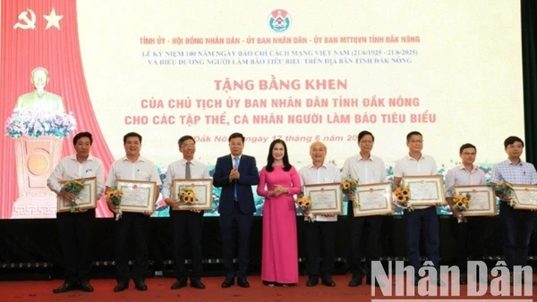 Lãnh đạo tỉnh Đắk Nông tặng bằng khen cho các tập thể và cá nhân thuộc các cơ quan báo chí trong và ngoài tỉnh có thành tích xuất sắc trong hoạt động báo chí, tuyên truyền trên địa bàn.