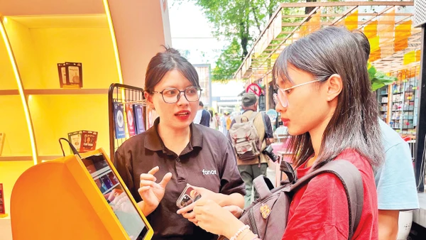 Độc giả tham gia một hoạt động trải nghiệm tại Đường sách Thành phố Hồ Chí Minh.