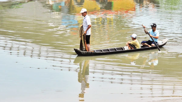 Đánh cá trên sông. Ảnh: Song Anh