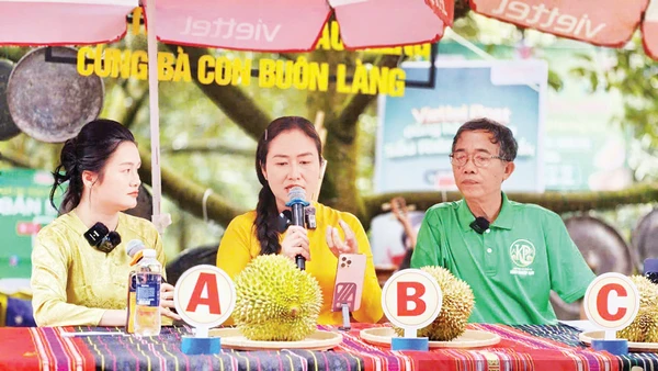 Bà Ngô Thị Minh Trinh (ngồi giữa), Bí thư Đảng ủy xã Ea Knuếc, tỉnh Đắk Lắk đang livestream bán sầu riêng. Ảnh: Báo Đắk Lắk