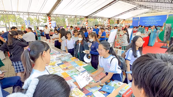 Đông đảo các em học sinh tham gia ngày sách. 