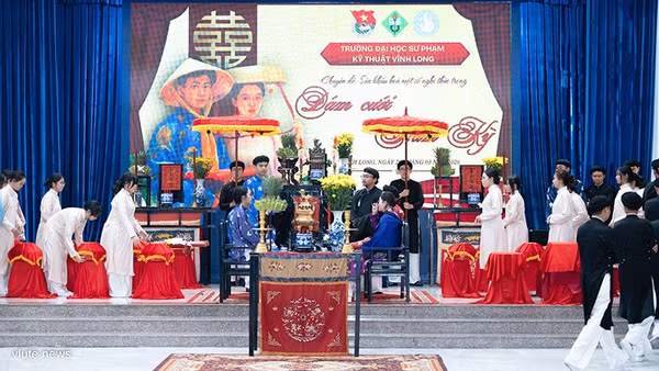 Sinh viên tái hiện đám cưới Nam Kỳ xưa. 