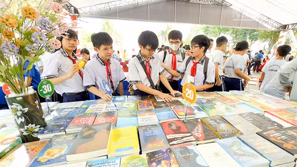 Học sinh tham gia ngày sách. 