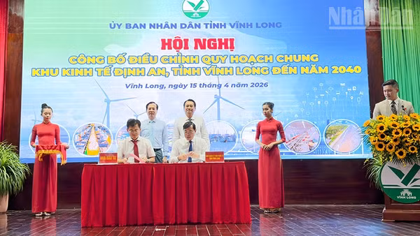 Quang cảnh ký kết với các doanh nghiệp. 
