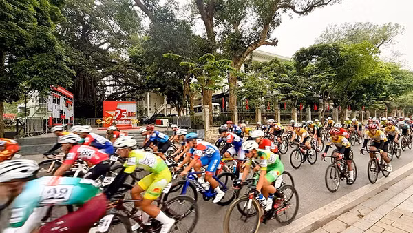 Đoàn đua quanh Hồ Gươm vào sáng 5/4. (Ảnh: BÁ DŨNG)