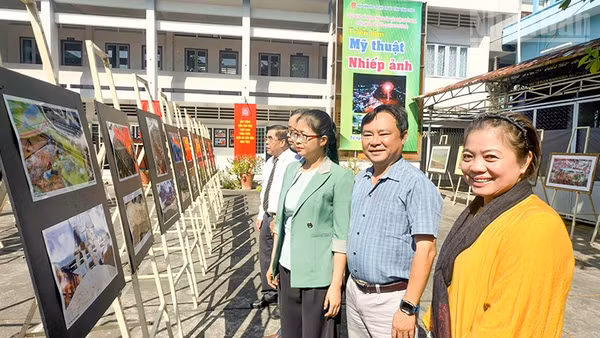 Đại biểu tham quan tranh ảnh nghệ thuật. 