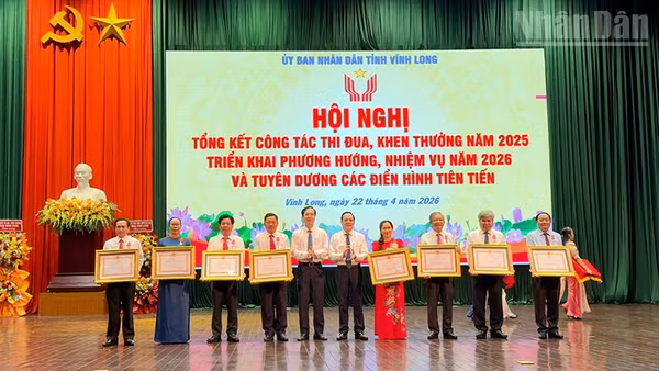 Tuyên dương các điển hình tiên tiến. 