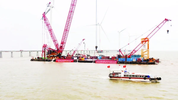 Công trình dự án nhà máy điện gió ngoài khơi, vị trí biển V1-7, thuộc xã Đông Hải, huyện Duyên Hải, tỉnh Trà Vinh.