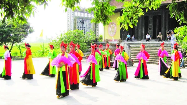 Múa Bát Dật tại lễ hội truyền thống đền Lộng Khê. (Ảnh NGUYỄN TƯƠI)