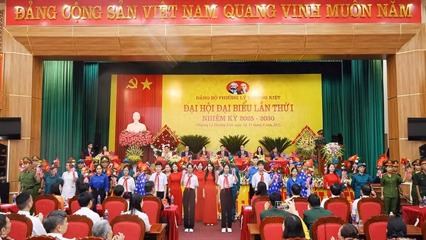 Đoàn Đại biểu các tầng lớp Nhân dân chúc mừng Đại hội phường Lý Thường Kiệt.