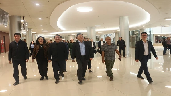 Phó Thủ tướng Lê Thành Long cùng đoàn công tác kiểm tra thực tế thi công các hạng mục xây lắp tại Dự án cơ sở 2 Bệnh viện Việt Đức tại tỉnh Ninh Bình.