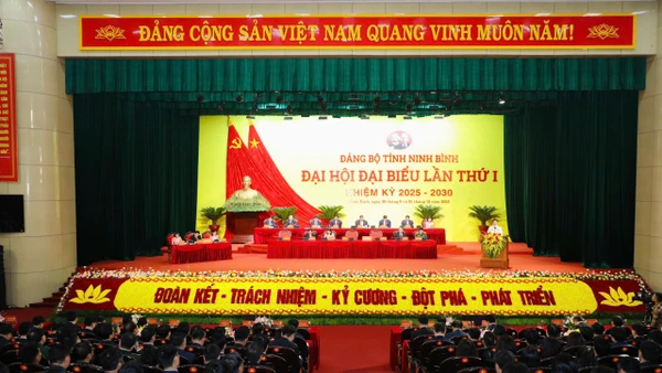 Quang cảnh phiên trù bị Đại hội Đảng bộ tỉnh Ninh Bình lần thứ nhất.