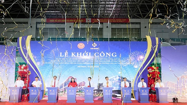 Các đồng chí lãnh đạo tỉnh Hà Nam và Tập đoàn Sun Group thực hành nghi thức khởi công các dự án.