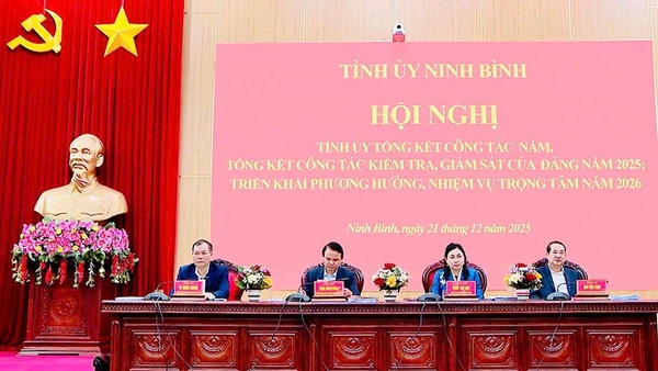 Các đồng chí Thường trực Tỉnh ủy điều hành Hội nghị.