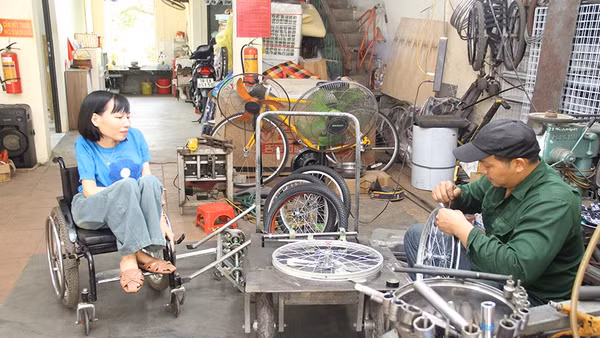 Chị Nga trao đổi với người đồng hành về ý tưởng thiết kế xe ba bánh cho người khuyết tật.