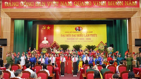 Đoàn Đại biểu các tầng lớp Nhân dân chúc mừng Đại hội phường Lý Thường Kiệt.