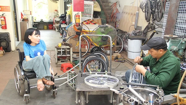 Chị Nga trao đổi với người đồng hành về ý tưởng thiết kế xe ba bánh cho người khuyết tật.