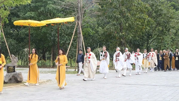 Đoàn rước từ chùa Tam Chúc sang chùa Ba Sao.