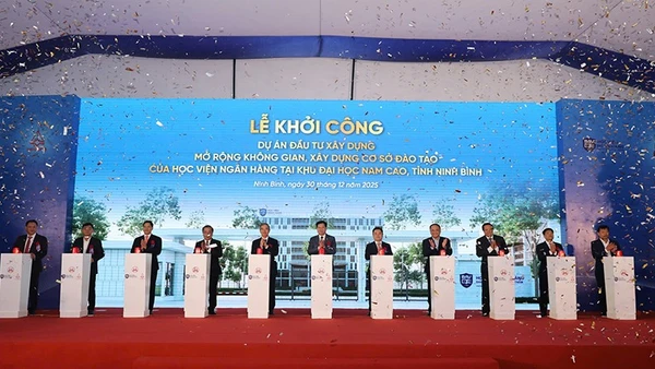 Các đại biểu thực hiện bấm nút khởi công dự án đầu tư xây dựng mở rộng không gian, xây dựng cơ sở đào tạo Học viện Ngân hàng tại Ninh Bình.