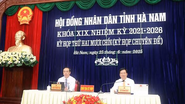 Các đồng chí chủ tọa kỳ họp.