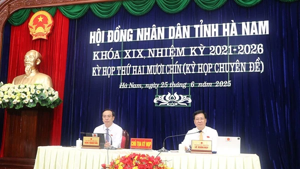 Các đồng chí chủ tọa kỳ họp.