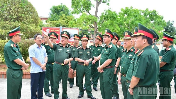 Thượng tướng Hoàng Xuân Chiến, Ủy viên Trung ương Đảng, Ủy viên Thường vụ Quân ủy Trung ương, Thứ trưởng Quốc phòng thăm, kiểm tra tại Ban Chỉ huy Quân sự thị xã Điện Bàn và Thị ủy Điện Bàn. (Ảnh: ĐÌNH TĂNG)