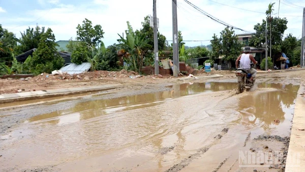 Sau nhiều năm triển khai, dự án đường Nam Cao nối dài vẫn thi công cầm chừng, gây ảnh hưởng lớn đến người dân và người tham gia giao thông. (Ảnh: ĐÌNH TĂNG)