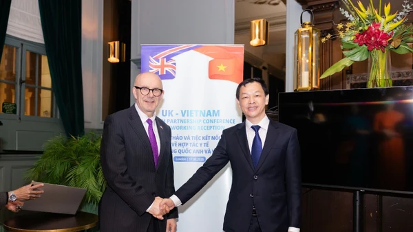 Thứ trưởng Bộ Y tế Nguyễn Tri Thức và Đặc phái viên Thương mại của Chính phủ Anh Matt Western.