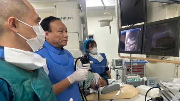 Kíp can thiệp đang thực hiện kỹ thuật nội soi mật tụy ngược dòng.