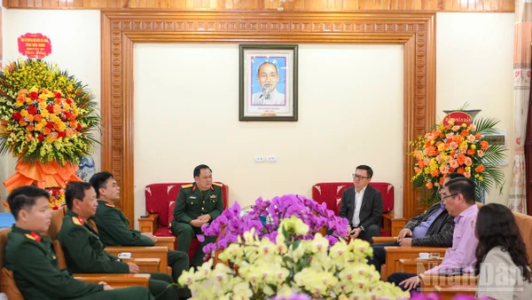 [Video] Đoàn công tác Báo Nhân Dân thăm, chúc mừng Sư đoàn 325 nhân dịp 75 năm thành lập