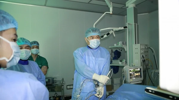 PGS, TS Nguyễn Lê Bảo Tiến, Phó Giám đốc Bệnh viện Đại học Y Dược - Đại học Quốc gia Hà Nội thực hiện phẫu thuật.