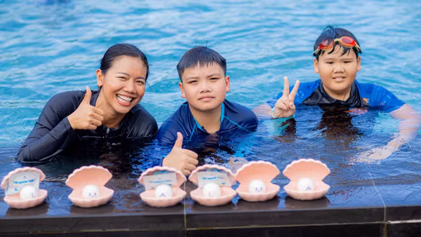 Trẻ em học bơi cùng kình ngư Ánh Viên trong chương trình trải nghiệm hè.