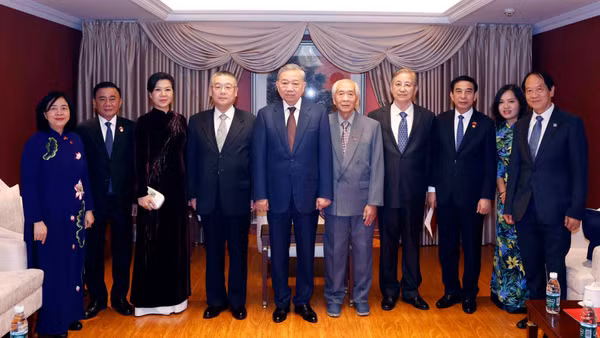 Tổng Bí thư, Chủ tịch nước Tô Lâm và Phu nhân gặp mặt thân nhân các tướng lĩnh, chuyên gia, nhân sĩ hữu nghị Việt Nam-Trung Quốc. (Ảnh: TTXVN)