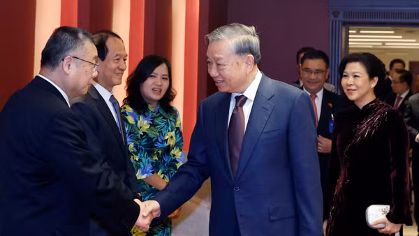 Tổng Bí thư, Chủ tịch nước Tô Lâm và Phu nhân gặp mặt thân nhân các tướng lĩnh, chuyên gia, nhân sĩ hữu nghị Việt Nam-Trung Quốc. (Ảnh: TTXVN)