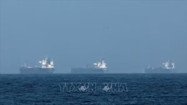 Tàu thuyền đậu ngoài khơi Fujairah, Các Tiểu vương quốc Arab Thống nhất UAE), trong bối cảnh Iran hạn chế hoạt động hàng hải qua Eo biển Hormuz, ngày 3/3/2026. Ảnh: REUTERS/TTXVN