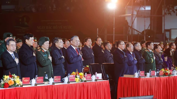 Tổng Bí thư Tô Lâm, các đồng chí lãnh đạo, nguyên lãnh đạo Đảng, Nhà nước tưởng nhớ đến Chủ tịch Hồ Chí Minh tại Cầu truyền hình "Hai tay xây dựng một sơn hà”, điểm cầu Cao Bằng. (Ảnh: Thống Nhất/TTXVN)
