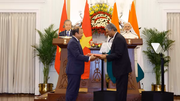 Tổng Bí thư, Chủ tịch nước Tô Lâm và Thủ tướng Cộng hòa Ấn Độ Narendra Modi chứng kiến lễ trao các văn kiện hợp tác giữa 2 nước. (Ảnh: TTXVN)
